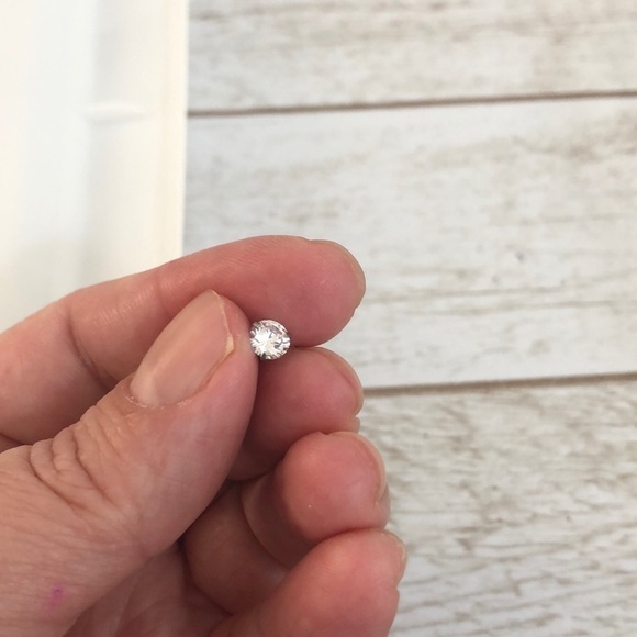 Round Cubic Zirconia Small Stone Screw Silver Belly Ring - Picture 7 of 9